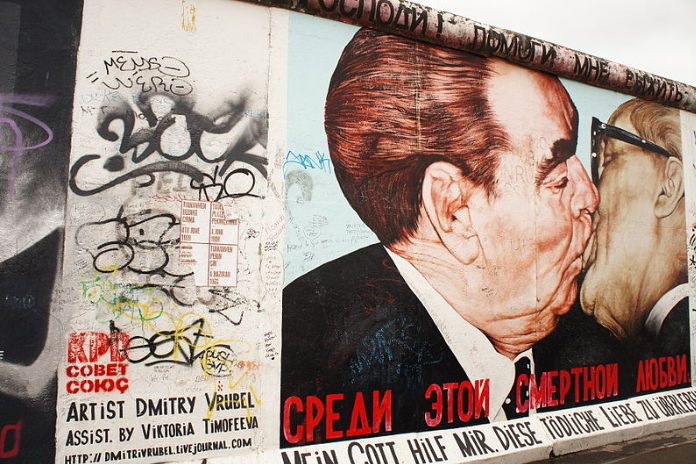 1989. Sotto le macerie del muro.