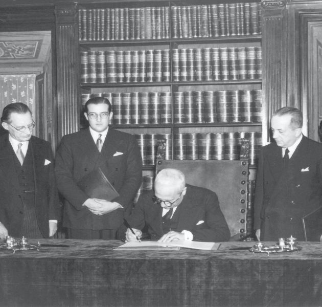 Il Capo dello Stato, Enrico De Nicola, firma la Costituzione italiana a palazzo Giustiniani, il 27 dicembre 1947.