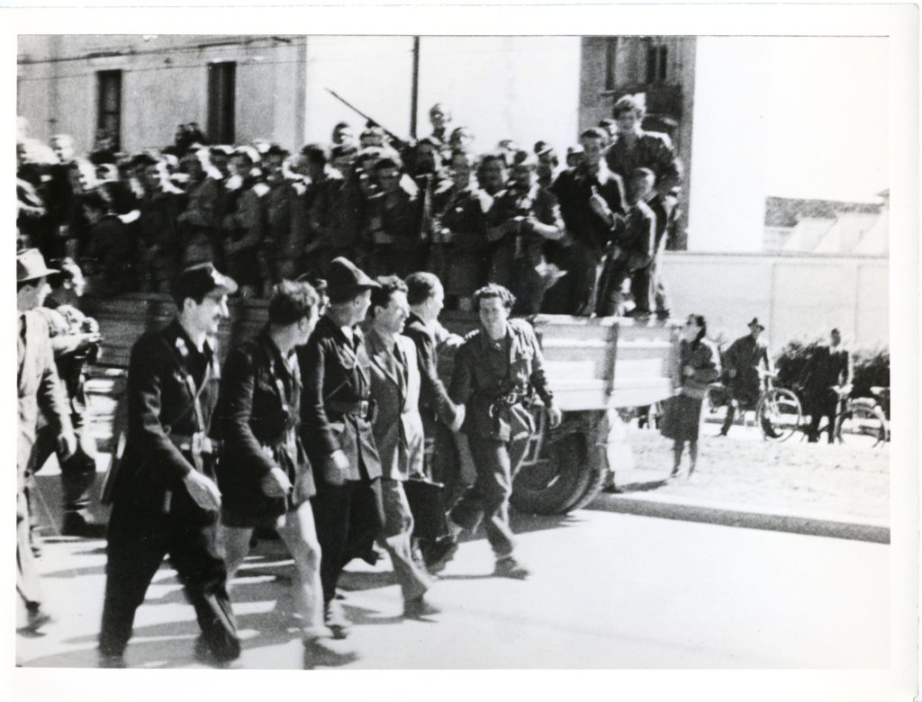 Archivio Pietro Secchia, Comandanti e partigiani a Milano il 28 aprile 1945. 