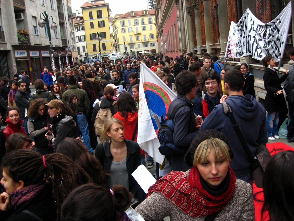 università
