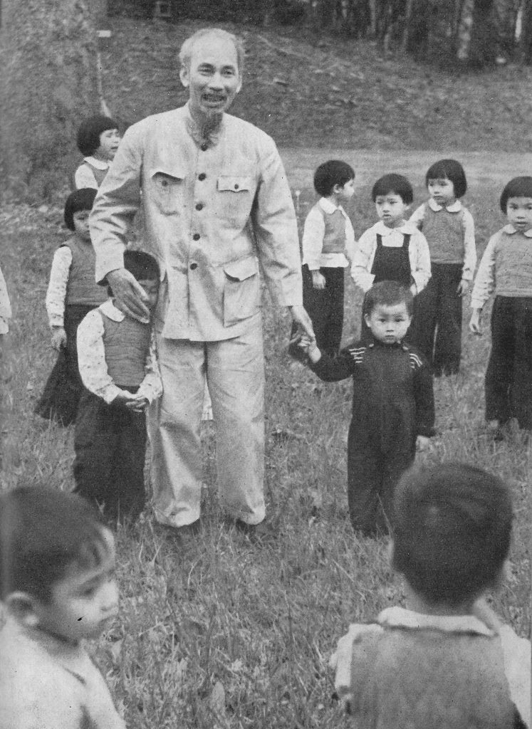 Ho Chi Minh con un gruppo di bambini, simbolo del suo legame con le giovani generazioni vietnamite