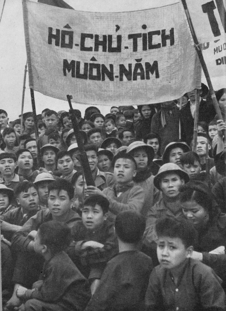 striscione dell'esercito che recita "lunga vita a Ho Chi Minh"