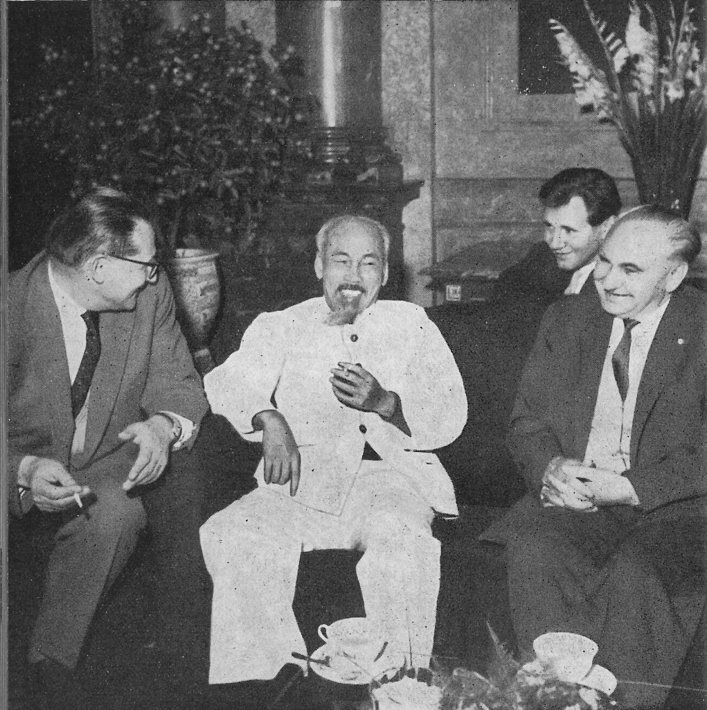 Ho Chi Minh durante un incontro con altri esponenti politici