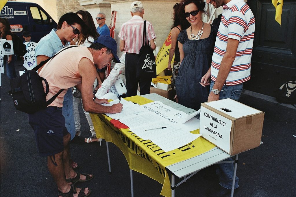 Raccolta firme del partito radicale per abolire la legge elettorale porcellum