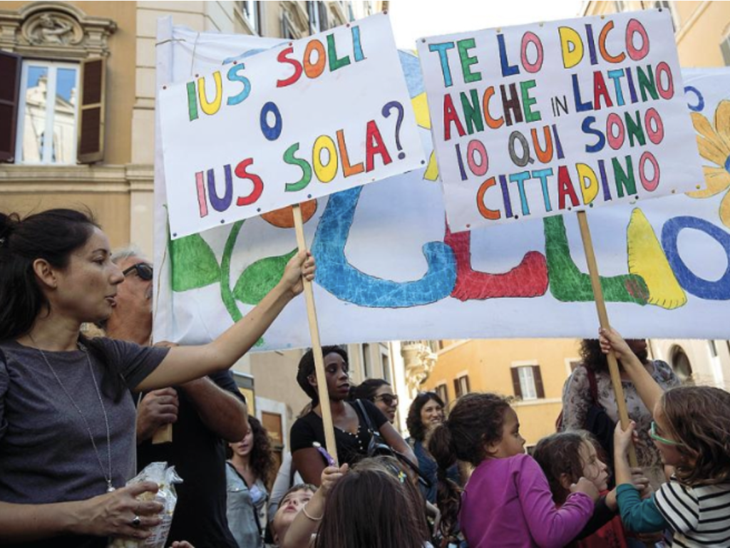 Manifestazione durante la festa della cittadinanza a Bologna