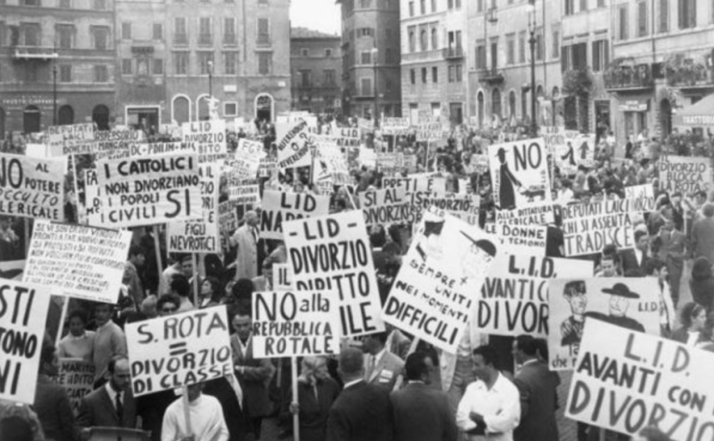una foto della manifestazione per il referendum sul divorzio