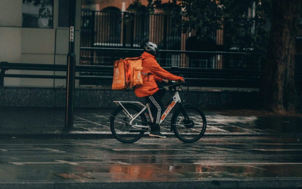 Un rider durante una consegna