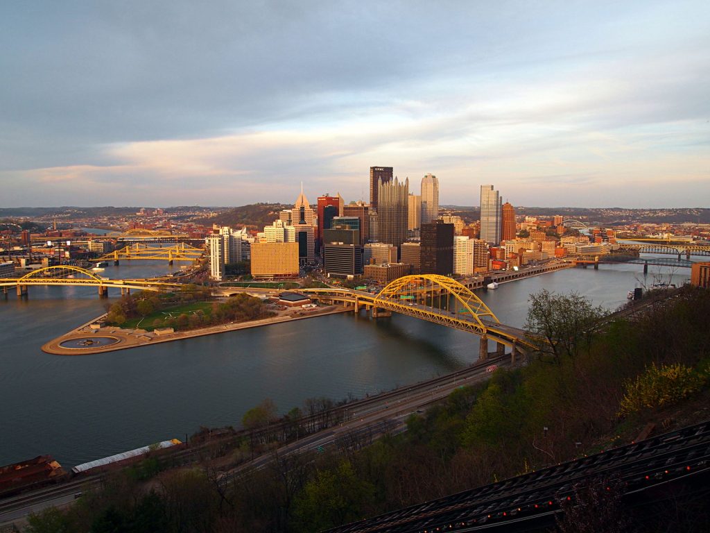 Pittsburgh si chiama ancora The Steel city, ma con l’acciaio ormai non c’entra più. Ora è la città dei trentacinque college e università, delle tecnologie, della bioingegneria, conglomerato ospedaliero leader nei trapianti a livello mondiale.